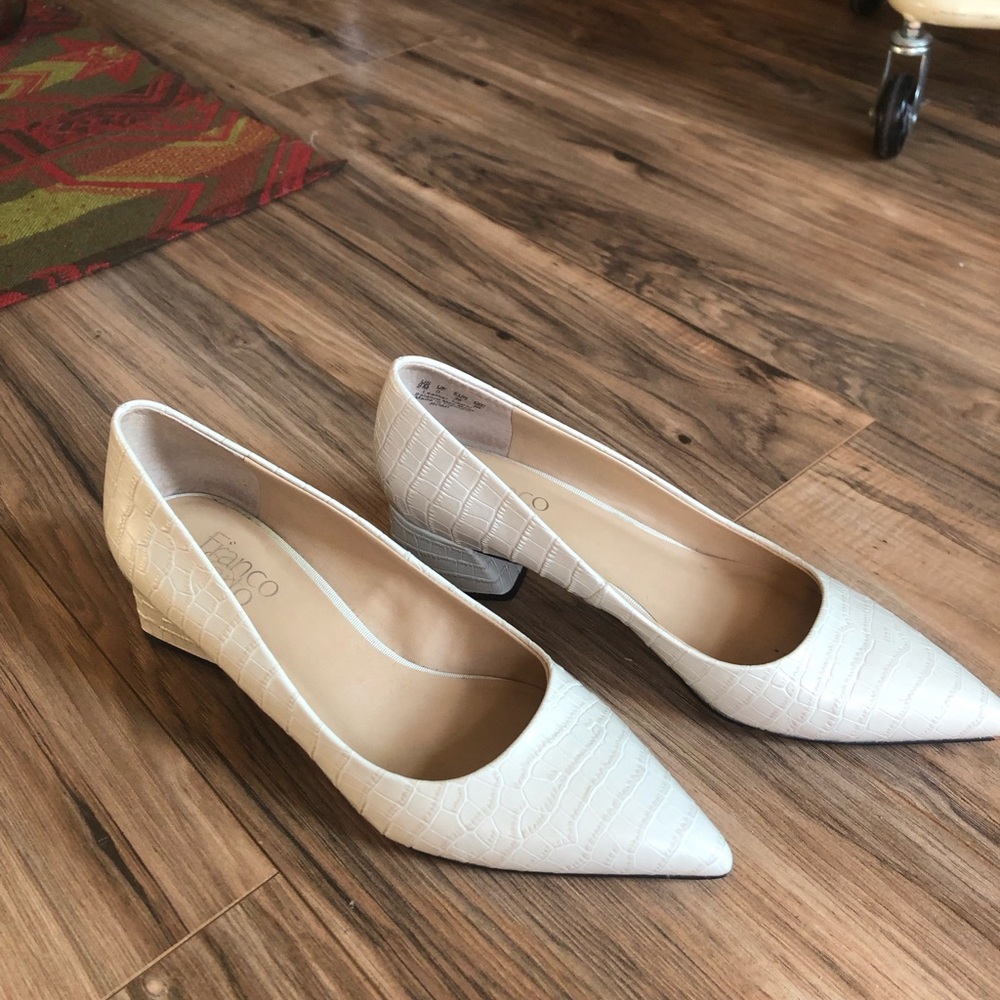 Pointed white healed flats